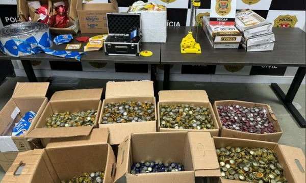 foto colorida de fábrica clandestina que vendia cervejas baratas com rótulos e tampinhas de marcas líderes; 31 foram presos - Metrópoles