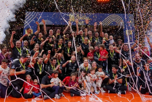 Imagem colorida do Osasco comemorando título - Metrópoles