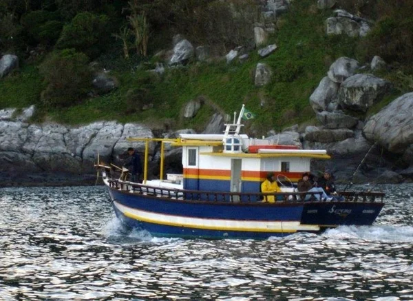 Três turistas morrem após barco virar em tempestade em Itanhaém (SP)