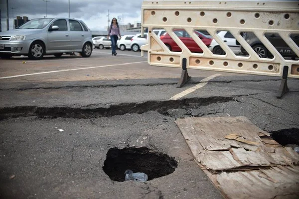 Buraco na Rodoviária do Plano assusta pedestres e motoristas