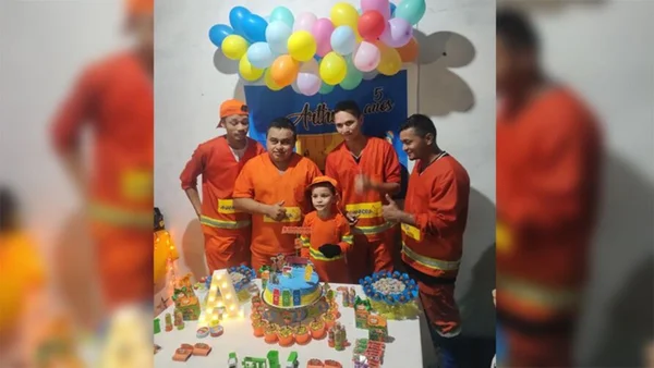 foto de um aniversário infantil em que criança posa com garis