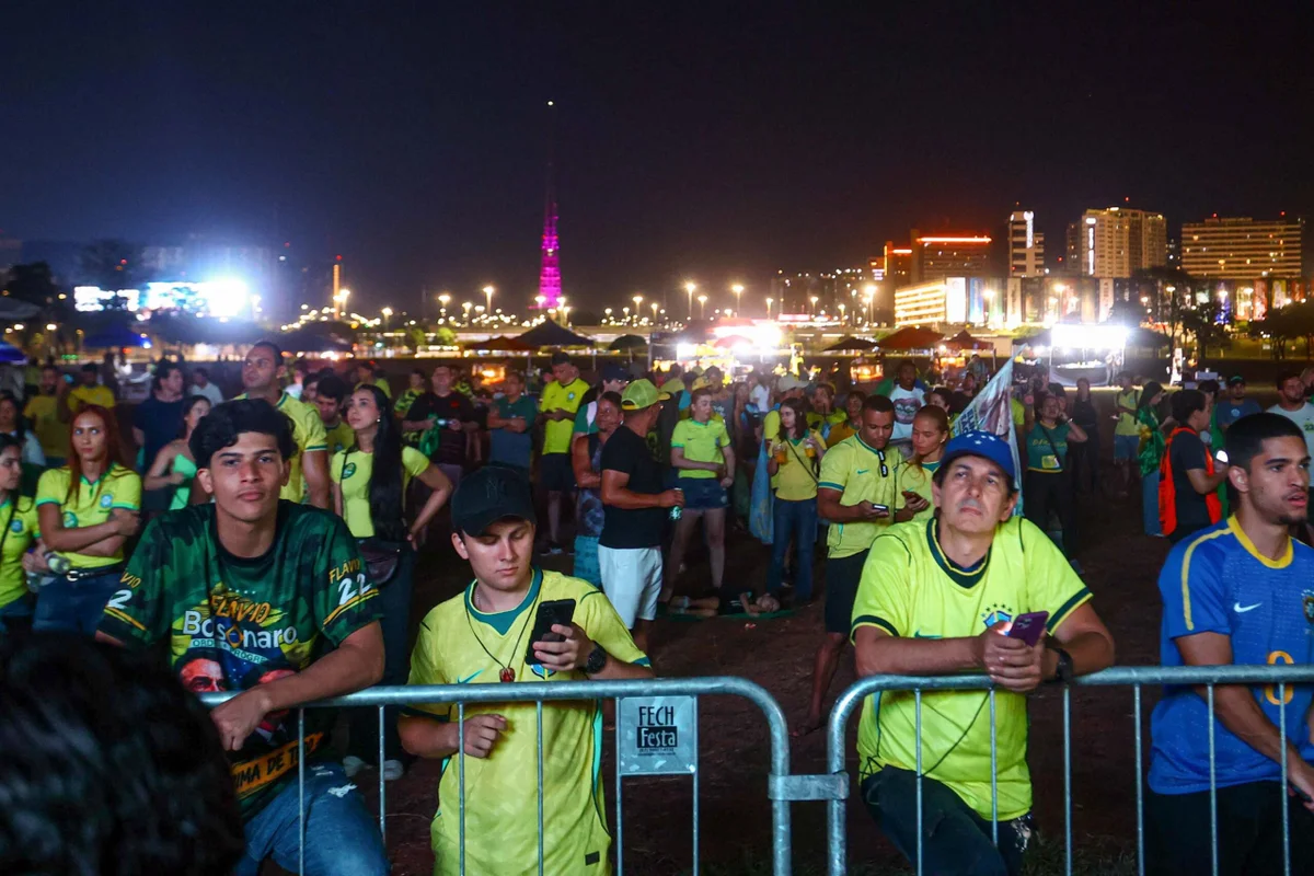 Bolsonaristas lamentam derrota de Flávio Bolsonaro Bolsonaristas lamentam derrota de Flávio Bolsonaro