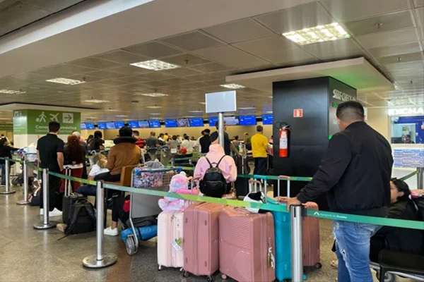 Voos cancelados: Latam pede que passageiros arquem custos e causa revolta