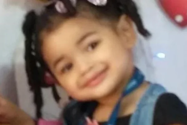 Imagem colorida, criança de 4 anos chega sem vida na UPA com marcas de agressão- Metrópoles