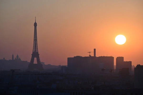 imagem colorida torre eiffel onda de calor