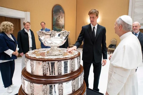 Image colorida de papa Leão XIV e jogador de tênis Sinner - Metrópoles