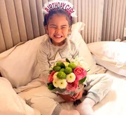 Mavie, filha de Bruna Biancardi e Neymar, posa sorridente com um buquê de flores Mavie, filha de Bruna Biancardi e Neymar, posa sorridente com um buquê de flores