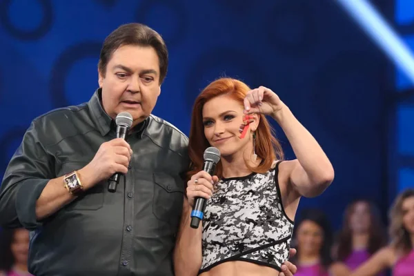 Renata Longaray, ex-repórter do Domingão do Faustão, ao lado de Fausto Silva - Metrópoles
