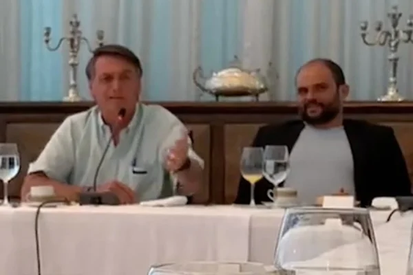 O presidente Jair Bolsonaro durante encontro com jovens influenciadores
