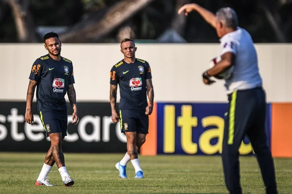 Neymar diz que foi mal interpretado quanto a “carregar a Seleção”