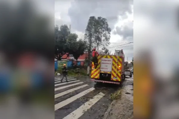 imagem colorida mostra viatura do corpo de bombeiros em rua após chuvas destelharem creche - Metrópoles
