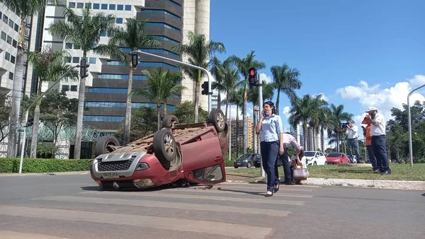 Veículo capota em cruzamento na W3 Norte, próximo ao Brasília Shopping - destaque galeria Veículo capota em cruzamento na W3 Norte, próximo ao Brasília Shopping - destaque galeria