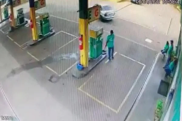 Vídeo: homem enche tanque do carro e foge do posto sem pagar