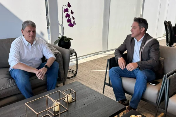 O governador de São Paulo, Tarcísio de Freitas (Republicanos), com o líder da oposição na Câmara dos Deputados, Zucco (PL-RS).