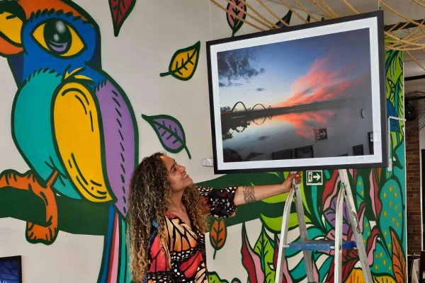 Foto colorida de Rafaela Felicciano em exposição - Metrópoles