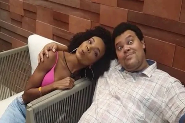 babu thelma sentados e sorrindo