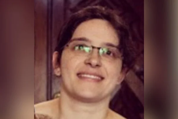 Imagem colorida de professora Fernanda Bonin
