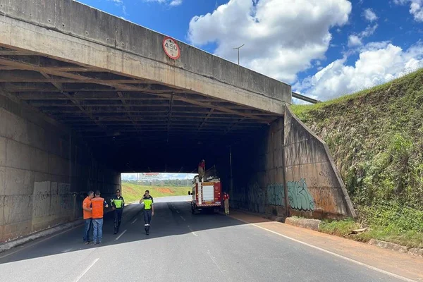 Defesa Civil avalia risco de queda de viaduto perto do aeroporto