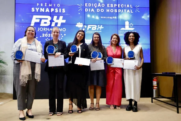 Foto de jornalistas com prêmios em mãos - Metrópoles