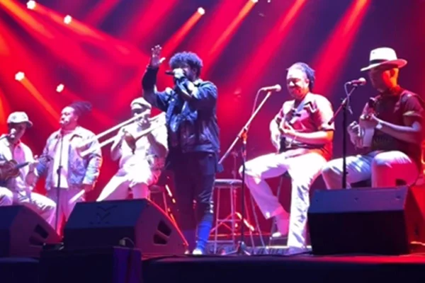 Foto colorida da banda Filhos de Dona Maria e Criolo - Metrópoles