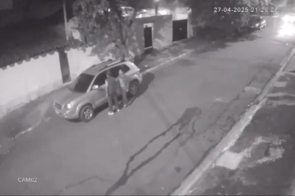 Imagem colorida de carro da professora sendo desovado