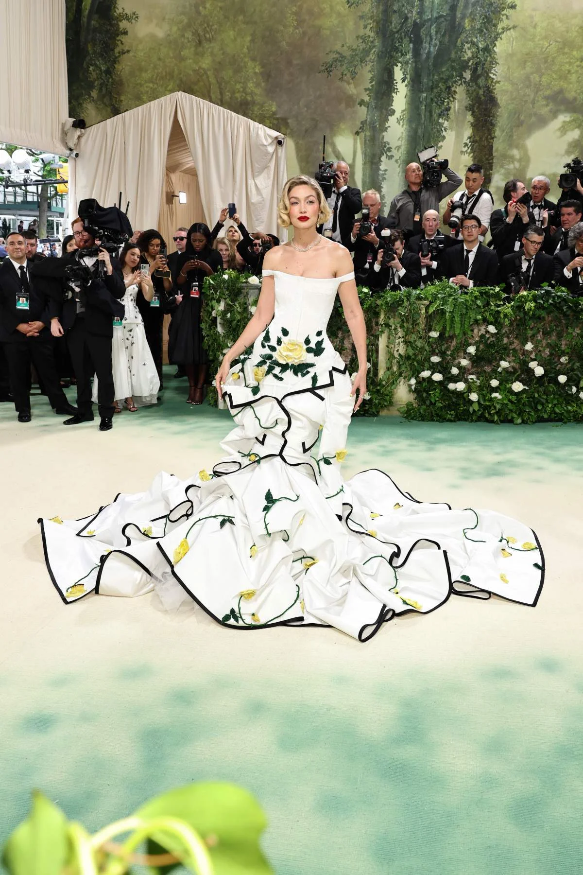 Gigi Hadid com look sob medida da marca Thom Browne Gigi Hadid com look sob medida da marca Thom Browne
