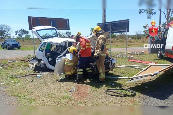 Colisão frontal deixa vítimas presas às ferragens na BR-251