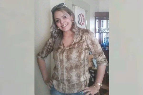 Mulher loira com blusa estampada e óculos na cabeça - Metrópoles