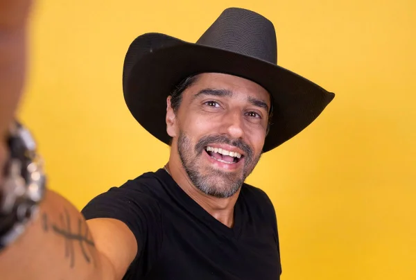 Supostas interações de Cowboy com menor de idade revoltam a web. Veja