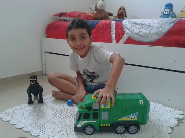 De alta, menino baleado por policial do DF volta para casa novamente
