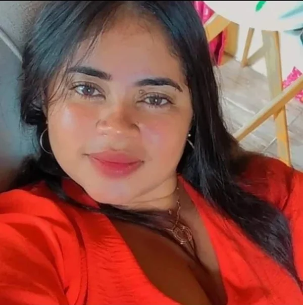 Fotografia colorida de mulher suspeita de cortar cabelo de manicure morta para vender como megahair