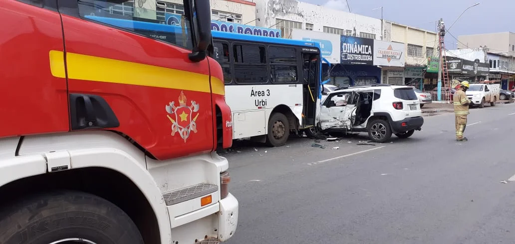 Colisão entre ônibus e carro deixa dois feridos e interdita via no DF - imagem 3 Colisão entre ônibus e carro deixa dois feridos e interdita via no DF - imagem 3