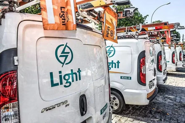 Imagem colorida de carros do grupo Light - Metrópoles