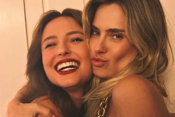 Foto colorida de Larissa Manoela e Carolina Dieckmann