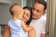 Ary Mirelle e João Gomes posam com o filho mais velho, Jorge