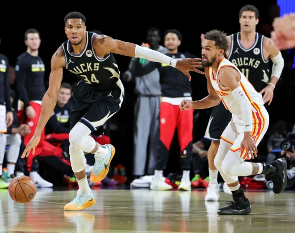 Giannis Antetokounmpo #34 do Milwaukee Bucks leva a bola sob marcação de Trae Young #11 do Atlanta Hawks na semifinal da NBA Cup | Metrópoles