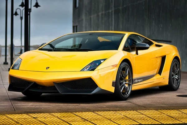 Lamborghini é vendida por R$ 75 mil. Mas tem que pagar R$ 572 mil em multas