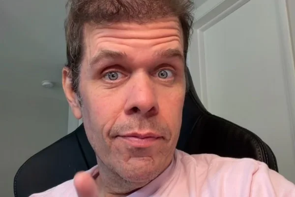 Após automutilação, Perez Hilton "acha que está em 2016", diz site - Metrópoles