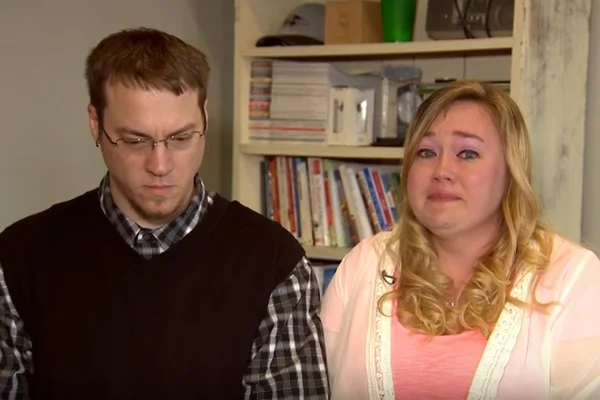 Casal que maltratava os filhos no YouTube perde guarda das crianças