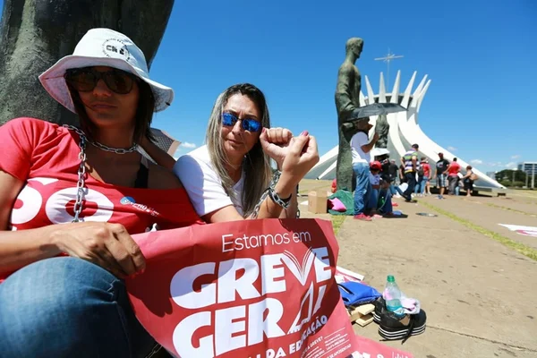 Professores seguem para a Catedral, onde 20 já estão acorrentados
