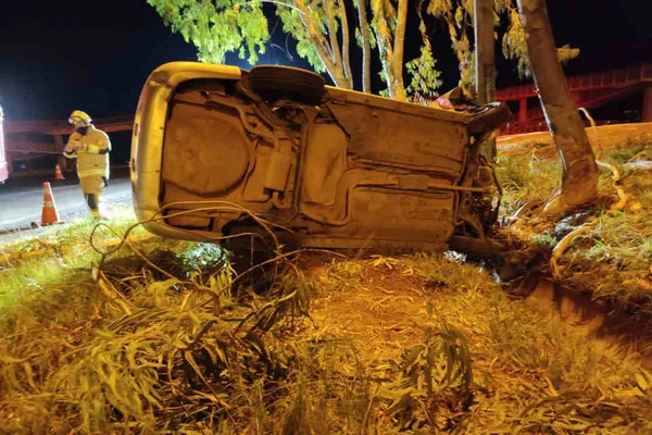 carro capotado
