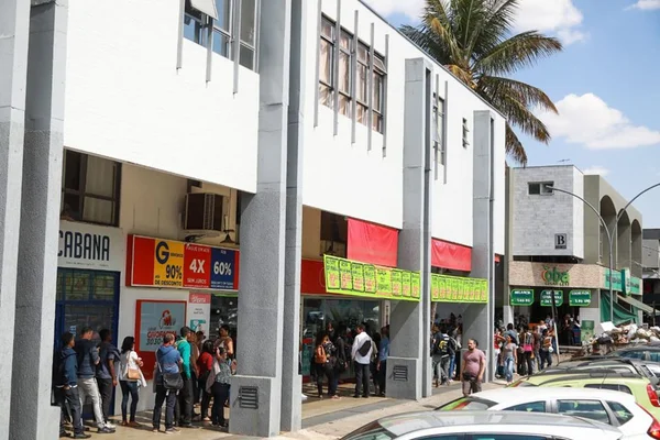 Centenas fazem fila em hortifruti da Asa Norte em busca de emprego