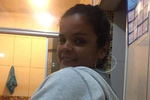 Imagem colorida de uma mulher olhando para trás; ela foi vítima de homicídio no interior de São Paulo - Metrópoles
