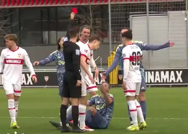 Imagem colorida da expulsão do jogador do Ajax - Metrópoles