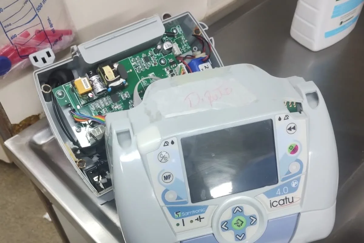 O hospital também tem equipamentos quebrados O hospital também tem equipamentos quebrados
