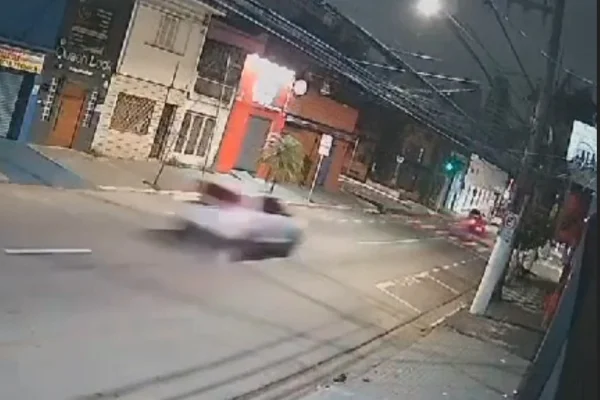 Imagem colorida de racha disputado entre Porsche e T-Cross