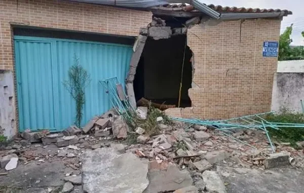 Muro da casa após ser atingida por ônibus desgovernado em Feira de Santana (BA) - Metrópoles
