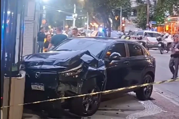 Imagem colorida mostra acidente em Santos, onde três pessoas foram atropeladas. Metrópoles