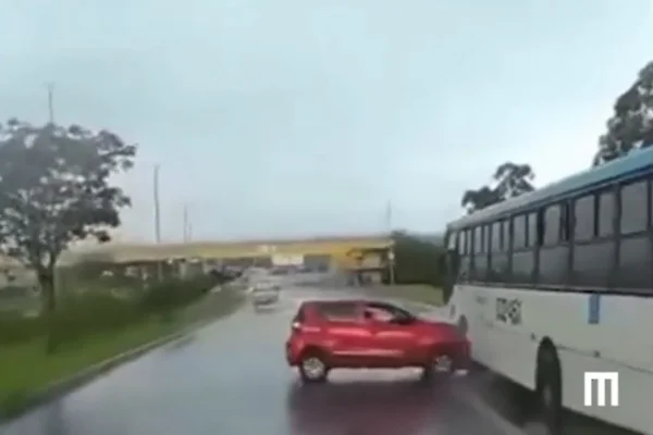 Câmera flagra momento que carro perde controle e atinge ônibus no DF