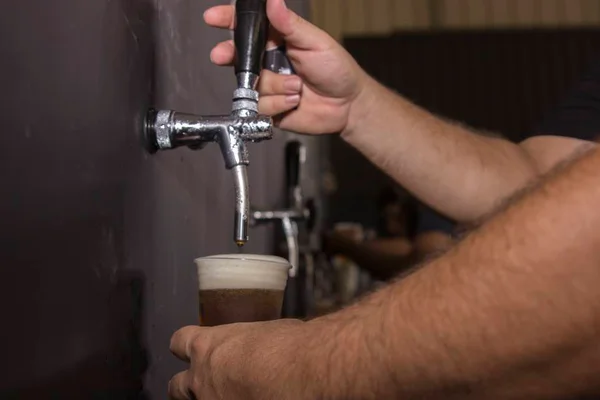 Cervejarias trocam doações de alimento e agasalho por 1.250 litros de chope